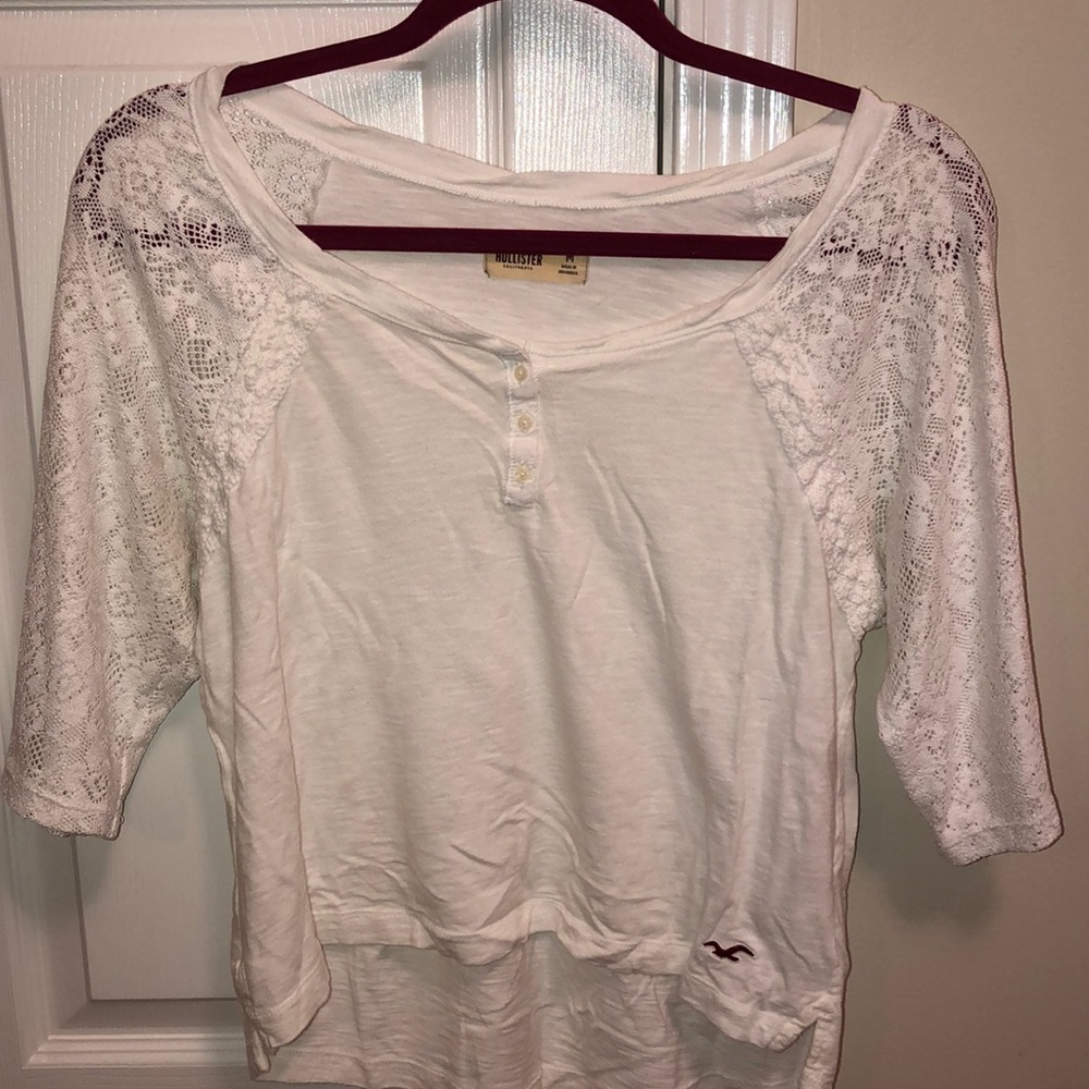 WHITE HOLLISTER TOP WITH LACE SLEEVES